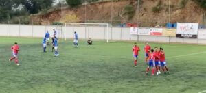 Los jugadores serranos celebran el primer tanto, obra de Antonio Souto. / Foto: Captura imagen Triunfa Huelva.