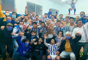 El Bollullos logró su segunda victoria de la temporada y lo celebró como corresponde. / Foto: @bollulloscf1933.