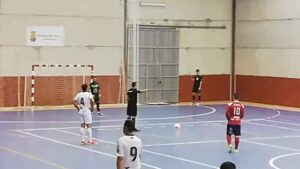 Juanma, en el momento de lanzar un tiro libre en el partido de este sábado. / Foto: Captura imagen Trigueros Futsal Seguidores.