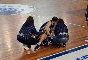 Momento en el fue atendida Marina Lineros tras el golpe recibido. / Foto: @CiudadDeHuelva.