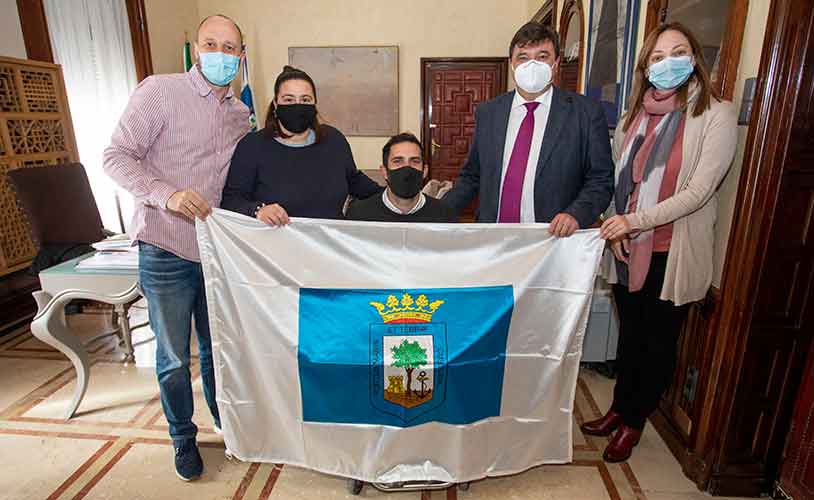 En el acto Francisco Motero recibió del alcalde de Huelva la bandera de la ciudad.