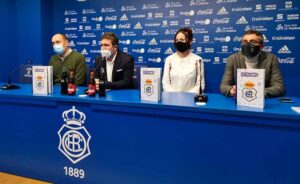 Un momento de la presentación del libro en la sala de prensa 'La Provincia' del estadio Nuevo Colombino. / Foto: @recreoficial.