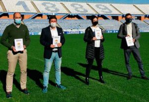 José Antonio García Zambrano, Jesús Pulido, Desirée Acevedo y Joaquín Cabanillas, en el césped del Nuevo Colombino. / Foto: @recreoficial.