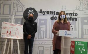 Un momento de la presentación en el Ayuntamiento de Huelva de la XI Carrera de San Silvestre, que tendrá lugar este domingo en formato virtual.