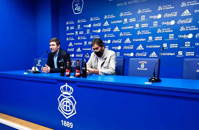 El consejero del Decano, Jesús Pulido, y el presidente del club, Manolo Zambrano, han dado a conocer los actos del 131 Aniversario de la fundación del Recreativo. / Foto: @recreoficial.