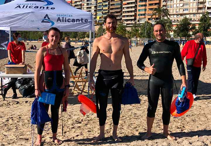 De izquierda a derecha, Bárbara Ixchel Viazzo -segunda-, Alberto López Estellés -vencedor- y Rubén Gutiérrez, podio Absoluto de la prueba.