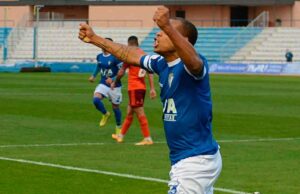 Biabiany celebra el gol que dio el triunfo al San Fernando en su partido con el Recre. / Foto: @SanFernando_CD.