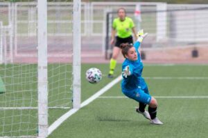 Chelsea adivinó por donde iba a lanzar el penalti Bulatovic, pero no pudo rechazarlo. / Foto: www.lfp.es.