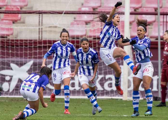 Alegría de las jugadoras del Sporting tras marcar el gol Dany Helena. / Foto: www.lfp.es.