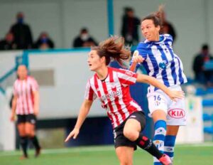 Castelló intenta despejar un balón por alto durante el choque de este domingo. / Foto: www.lfp.es.