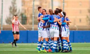 Lógica alegría de las jugadoras del Sporting tras el gol de Ana Carol. / Foto: www.lfp.es.