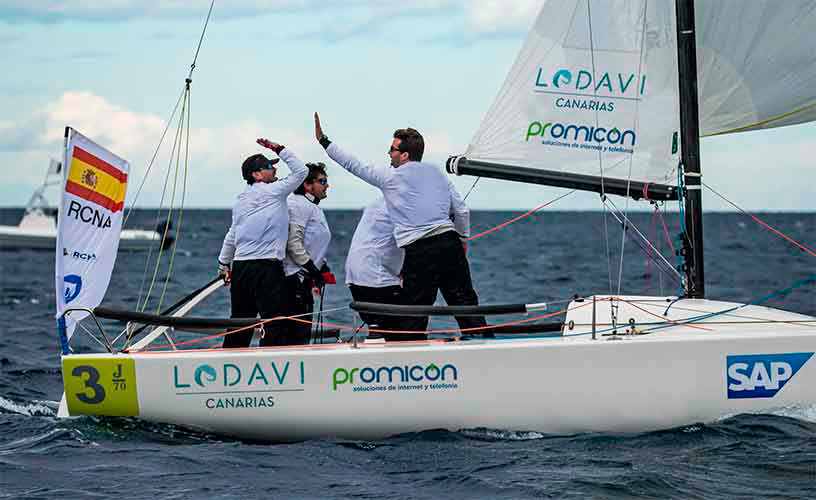 El equipo de Ricardo Terrades en la pasada Sailing Champions League en Porto Cervo, el pasado octubre. / Foto: Fátima Diz.