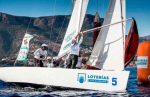 Ricardo Terrades tramando el spinnaker en la maniobra de izada durante tel primer evento de la Liga española de Vela, disputado el pasado octubre en Calpe.