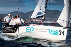 Ricardo Terrades en la popa del 'Mercedes-Benz Sailing Team' navegando en aguas de Vigo. / Foto: María Muiña.