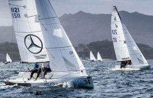 El 'Mercedes-Benz Sailing Team' y el 'Noticia' navegando de ceñida en la ría de Vigo. / Foto: María Muiña.