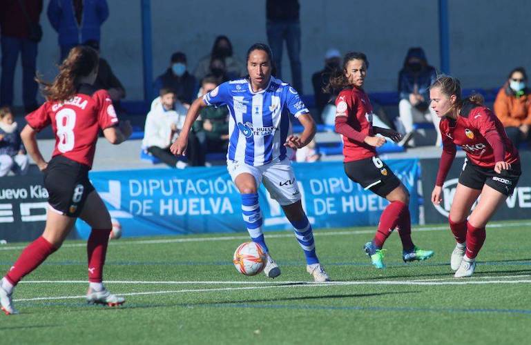 El frío y la lluvia fueron los protagonistas en el último entrenamiento de la semana del Sporting, aún ajeno al aplazamiento de su partido en Barcelona. / Foto: @sportinghuelva.