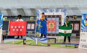 Antonio Domínguez en el podio con una más que meritoria medalla de bronce.