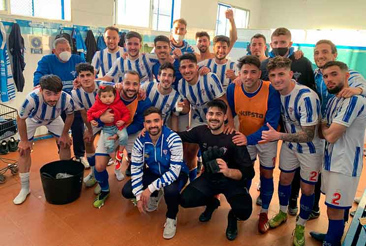 Celebración del Bollullos al término del partido ante el Atlético Algabeño y que saldó con triunfo condal por 4-1. / Foto: @bollulloscf1933.