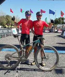 Llos cordobeses Víctor Manuel Fernández y José Sánchez en el V Desafío Andévalo 2Bikes, ganadores de la prueba.