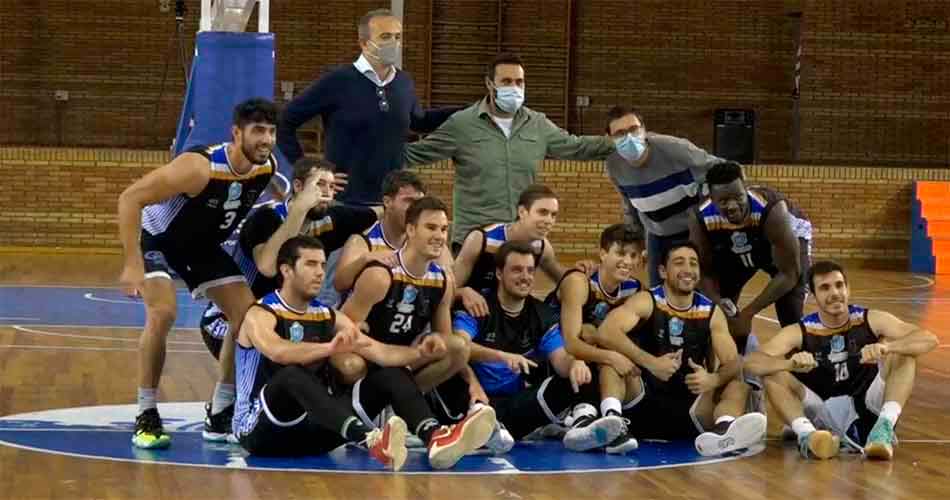 Felicidad en los componentes del Huelva Comercio tras su triunfo ante el CB Peñarroya. / Foto: Captura imagen Teleonuba.