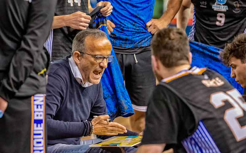 El técnico Gabriel Carrasco continuará en el banquillo del Huelva Comercio. / Foto: C. Verdier.