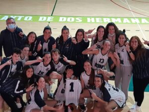 Alegría de las jugadoras del Ciudad de Huelva tras su triunfo en Dos Hermanas que además llevó adherido el liderato. / Foto: @CiudadDeHuelva.