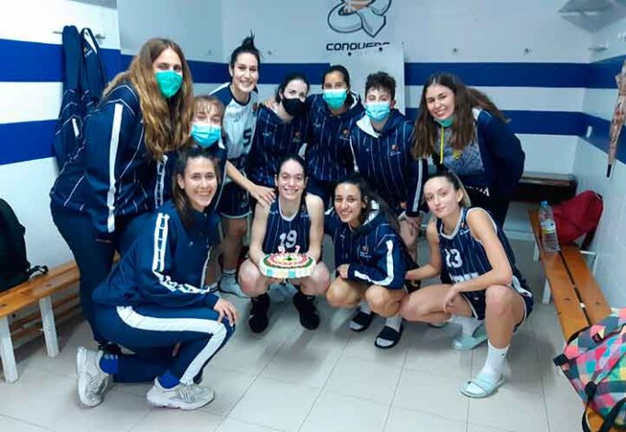 Las jugadoras del Ciudad de Huelva celebran el triunfo ante el CB Lepe y el cumpleaños de María Peral. / Foto: @CiudadDeHuelva.