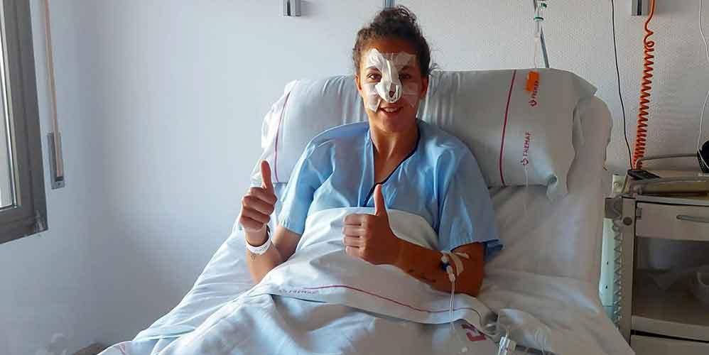 Cinta Rodríguez, tras su operación de la desviación del tabique nasal y la fractura de los huesos propios de la nariz. / Foto: @sportinghuelva.