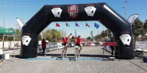 María Sierra y Sheila Bueno, vencedoras en la categoría femenina, llegando a la meta.