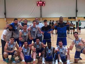 Los jugadores del Huelva Comercio celebran su 15ª victoria, ésta lograda en San Fernando. / Foto: @CDB_EBenitez.