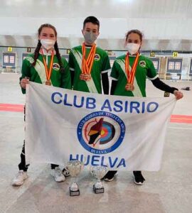 Los tres Asirios, Luna Pérez, Antonio Domínguez y Marta Aznar, con las medallas logradas en este Campeonato.