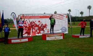 Nicolás Castaño, en el podio con su medalla de plata.