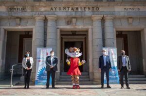 La Corporación Municipal y el Comité Organizador del Mundial de Bádminton Huelva 2021 han recibido a la mascota en las puertas del Ayuntamiento de la capital.