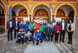 Onuba, en el interior del Ayuntamiento, junto a representantes de los clubes de bádminton de Huelva y su creadora, la joven Ana Sánchez.