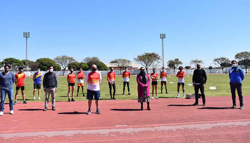 Un momento de la visita de la alcadesa de Punta Umbría, Aurora Águedo, a la concentración de los deportistas entrenados por Arturo Martín.