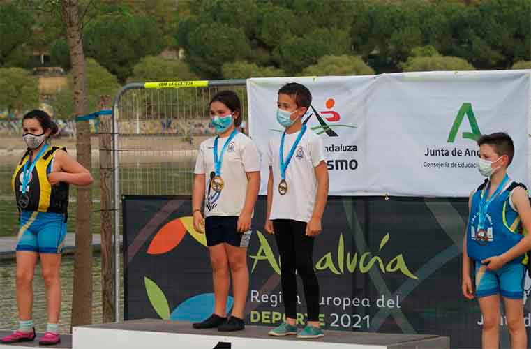 Jimena Pérez y Daniel Ogallas en lo más alto del podio en el Campeonato en La Cartuja.