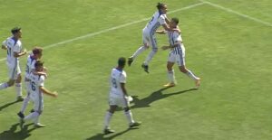 Los jugadores del Recre festejan con Yaimil Medina el segundo de los goles locales. / Foto: Captura imagen Footers.