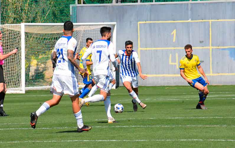 El Recreativo sólo pudo lograr un empate (2-2) en su visita al Cádiz B. / Foto: @Cadiz_CFCantera.