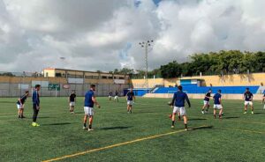 Los jugadores del Recre durante el entrenamiento que realizaron en las instalaciones de la UD Las Torres en Canarias. / Foto: @recreoficial.