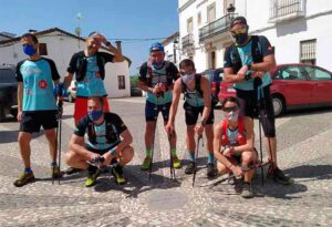 Luis Flores junto a los 'runners' que le han acompañado durante el Desafío.