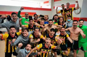 Los jugadores del San Roque celebran en el vestuario el triunfo logrado ante el Coria. / Foto: @SanRoqueLepe.