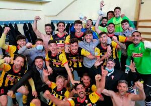 Los jugadores del San Roque celebran en el vestuario el triunfo logrado en Utrera. / Foto: @SanRoqueLepe.