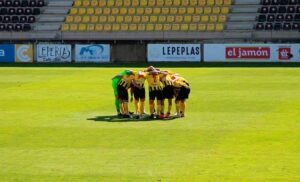 El San Roque va de menos a más en su derrota ante el AD Ceuta. / Foto: @SanRoqueLepe.