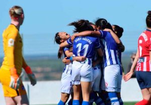 Las jugadoras del Sporting celebran el gol de Sandra Castelló que a la postre les dio el triunfo. / Foto: www.lfp.es.