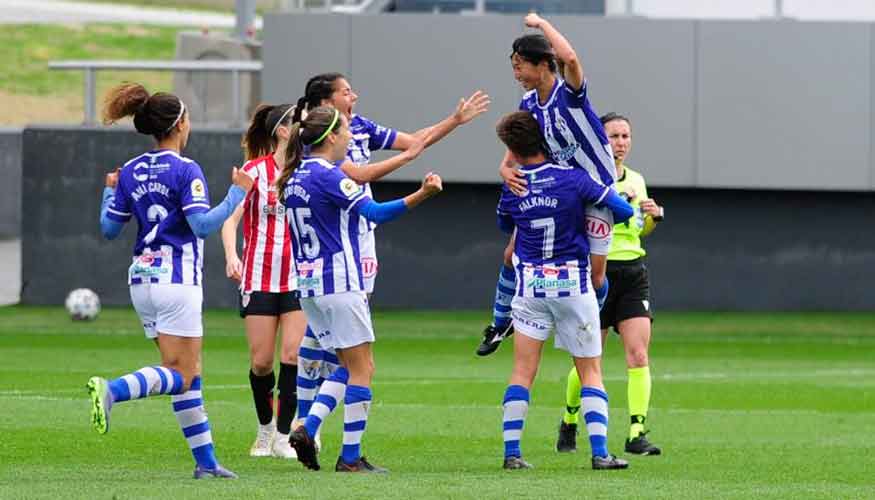 Las jugadoras del Sporting de Huelva celebran el gol anotado por Yoko Tanaka. / Foto: www.lfp.es.