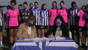 Un momento de la firma del convenio de patrocinio del Puerto de Huelva al Sporting. / Foto: @sportinghuelva.