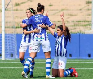 Las jugadoras del Sporting de Huelva celebran el segundo gol, obra de Dany Helena. / Foto: www.lfp.es.