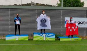 Marta Aznar, en el segundo puesto del podio de la 1ª Tirada de la Liga Nacional de Tiro con Arco al Aire Libre.