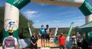 Los dos ganadores de la prueba, Rocío Espada e Ismael Santiago, en el podio. / Foto: Circuito Provincial Diputación de Huelva de XCO.