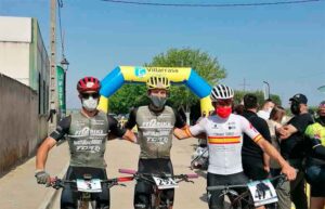 Podio masculino de la '2ª Media Maratón Tierra Llana' en Villarrasa. / Foto: 'Huelva Series XCM 2021.